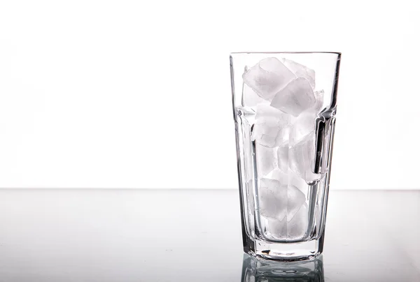 Vidrio con hielo. Aislado sobre blanco — Foto de Stock