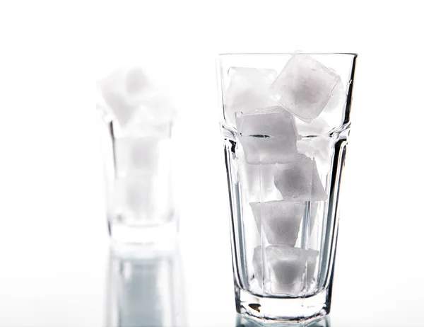 Vidrio con hielo. Aislado sobre blanco —  Fotos de Stock