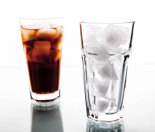 Frisdranken. Cola glas met ijsblokjes over Wit — Stockfoto