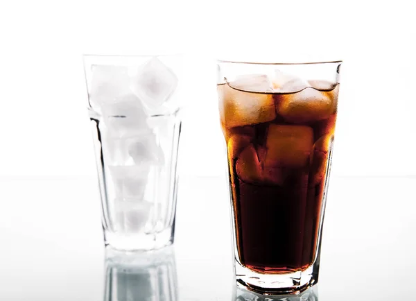 Frisdranken. Cola glas met ijsblokjes over Wit — Stockfoto