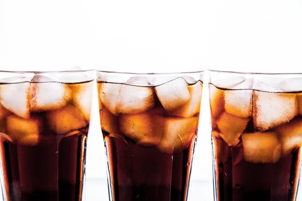 Tres vasos de cola y hielo sobre un fondo blanco. refrescos —  Fotos de Stock