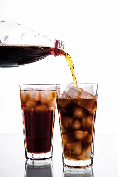 Cola verse dans du verre sur fond blanc. boissons gazeuses — Photo