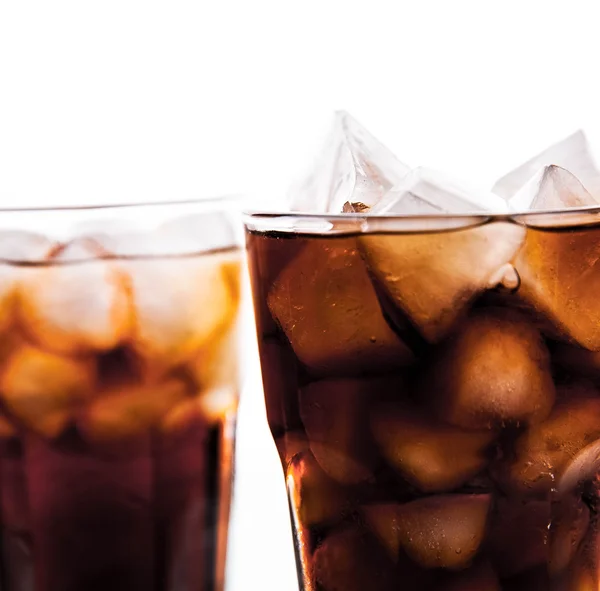 Deux verres de cola sur fond blanc. boissons gazeuses — Photo