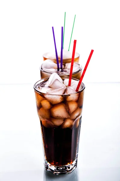 Trois verres de cola avec glace et pailles sur fond blanc . — Photo