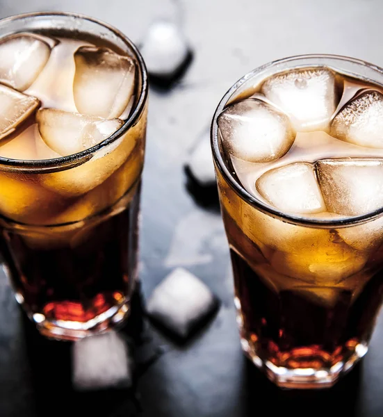 Cola con ghiaccio su fondo di legno. bevande analcoliche — Foto Stock