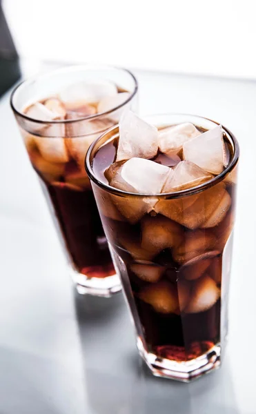 Dvě sklenice Cola na bílém pozadí. nealkoholické nápoje — Stock fotografie