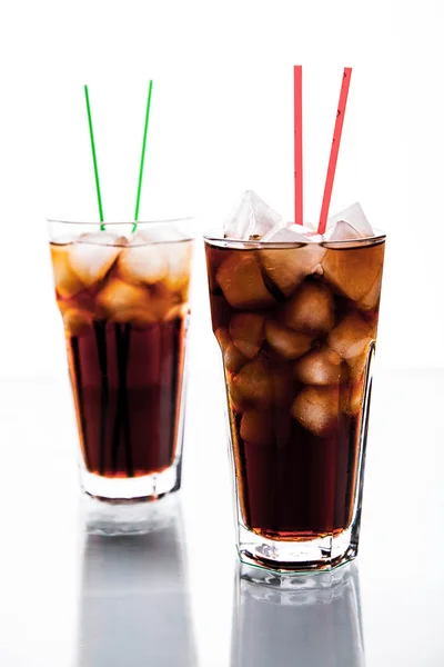 Due bicchieri di cola su fondo bianco. bevande analcoliche — Foto Stock