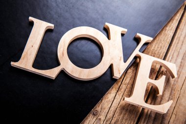 Metin siyah arka plan üzerine seviyorum