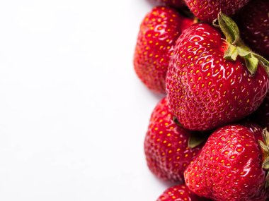 bir avuç çilek metin için boş bir alan yanında. meyve