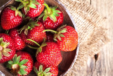 meyve. Eski ahşap zemin üzerine taze çilek