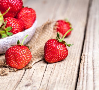 meyve. Eski ahşap zemin üzerine taze çilek