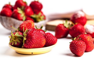 Pudra şekeri ve çay havlu ile güzel çilek. meyve