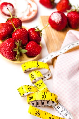 beyaz zemin üzerinde bant ölçme ile çilek