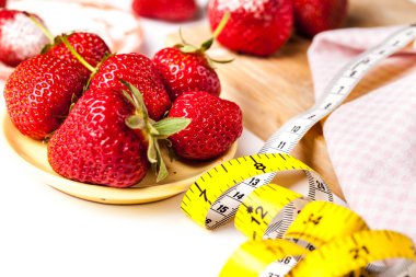 beyaz zemin üzerinde bant ölçme ile çilek