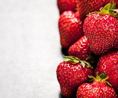 bir avuç çilek metin için boş bir alan yanında. meyve