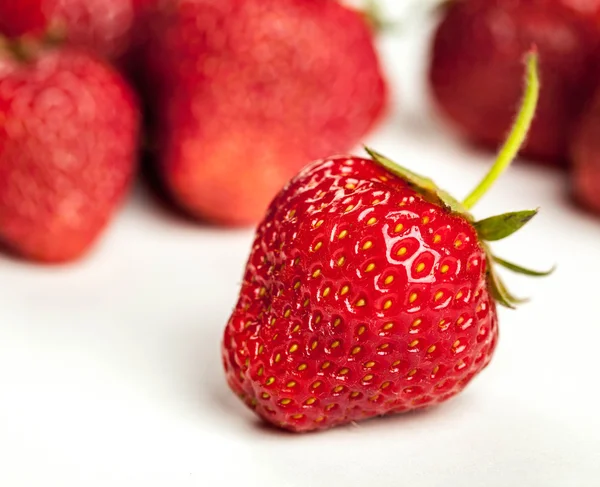 Frische Bio-Erdbeere auf weißem Hintergrund. Früchte — Stockfoto