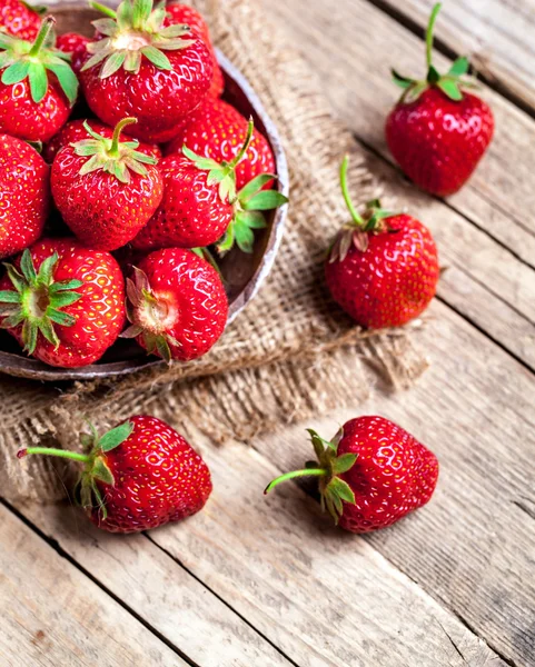 Frukt. Färska jordgubbar på gamla trä bakgrund — Stockfoto