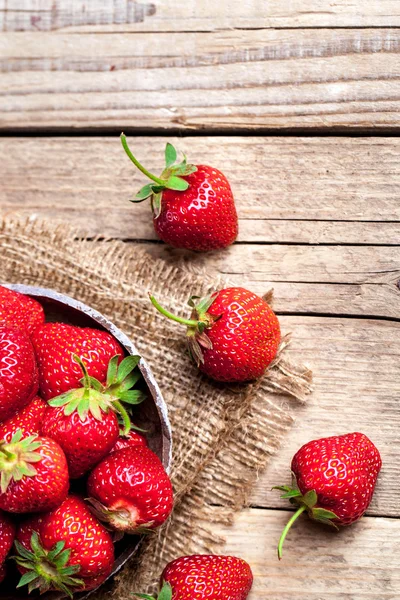 Früchte. frische Erdbeeren auf altem Holzgrund — Stockfoto