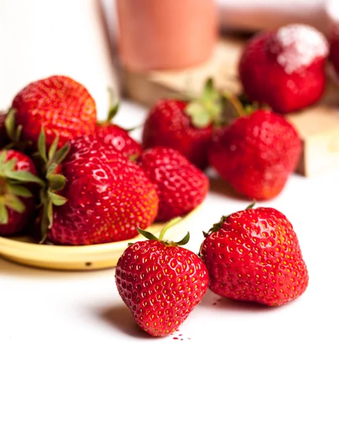 Früchte. frische Erdbeeren auf altem Holzgrund — Stockfoto