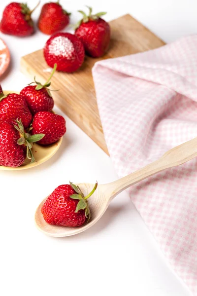 Schöne Erdbeeren mit Puderzucker und Geschirrtüchern. Früchte — Stockfoto