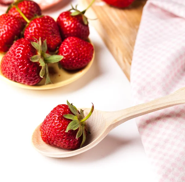 Schöne Erdbeeren mit Puderzucker und Geschirrtüchern. Früchte — Stockfoto