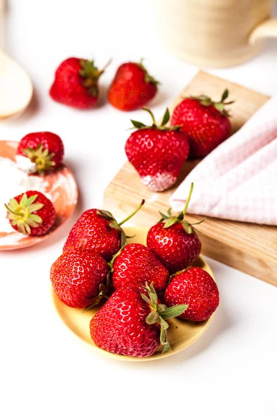 Schöne Erdbeeren mit Puderzucker und Geschirrtüchern. Früchte — Stockfoto