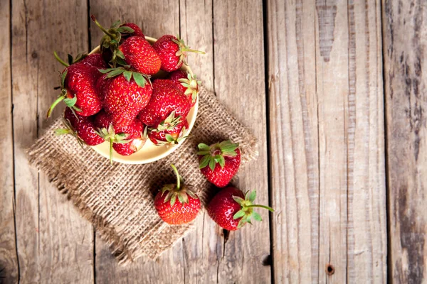 Früchte. frische Erdbeeren auf altem Holzgrund — Stockfoto