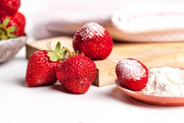 Vackra jordgubbar med strösocker och kökshanddukar. frukt — Stockfoto