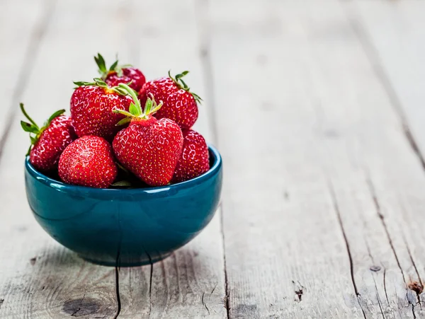 Rote Erdbeeren auf blauem Tonteller. Früchte — Stockfoto