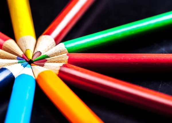 Macro de lápices de colores en un círculo . — Foto de Stock