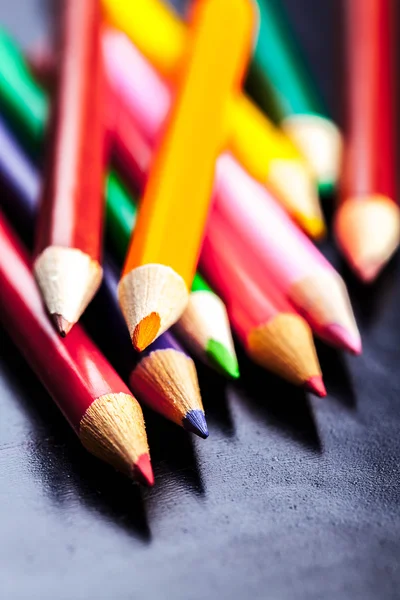 Crayons de couleur isolés sur fond noir gros plan — Photo