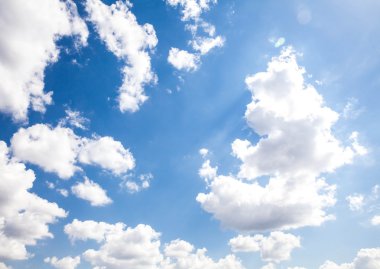 Bulutlara yakın mavi gökyüzü