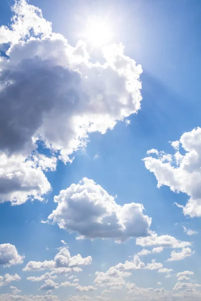A napfényes ég háttér. természet összetétele. — Stock Fotó