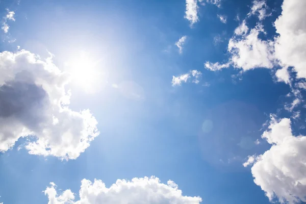 Sonnigen Himmel Hintergrund. Zusammensetzung der Natur. — Stockfoto