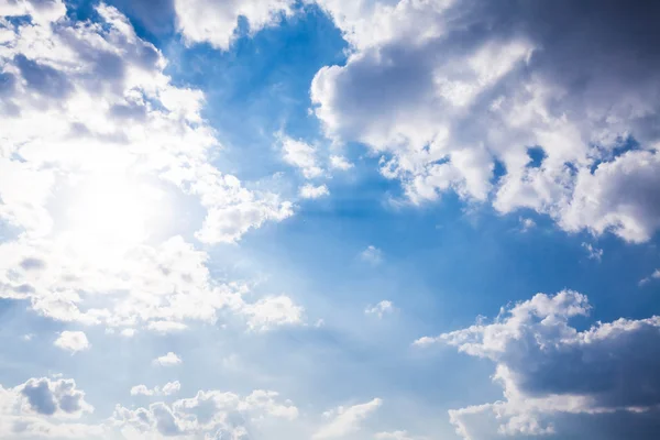 Cielo blu con nuvole e sole. — Foto Stock