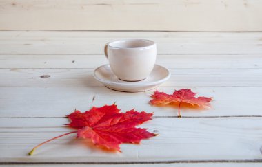 kahve fincanı sonbahar sonbahar yaprakları ve ahşap yüzey arka plan