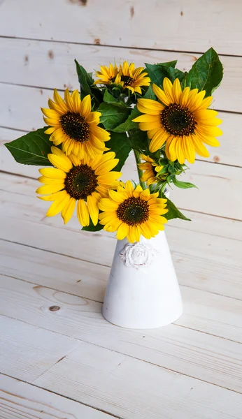 Sunflowers in a vase on a rustic, gray background — Stock Photo, Image