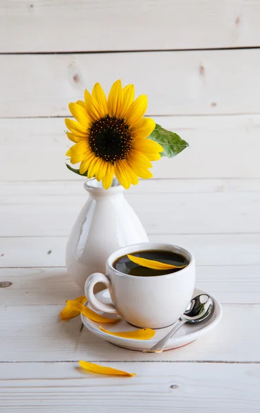 Tasse Kaffee auf Sonnenblumen Hintergrund — Stockfoto