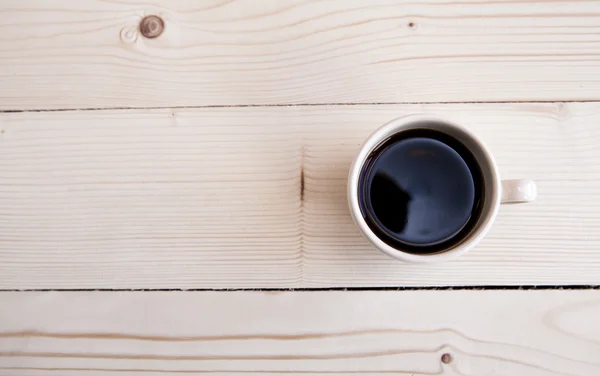 木製の背景に対してコーヒー カップ — ストック写真