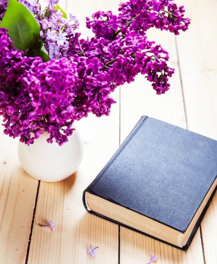 Ahşap zemin üzerine Eflatun bahar buket.