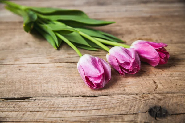 Des fleurs. tulipes sur un fond en bois avec espace pour le texte — Photo