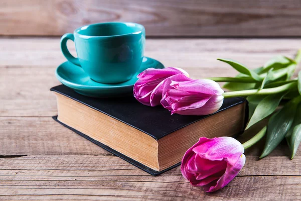 Taza de café en libro con flores . —  Fotos de Stock