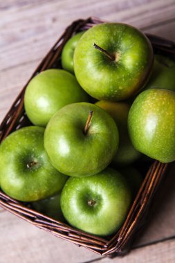 meyve. ahşap masa üzerinde bir sepet elma