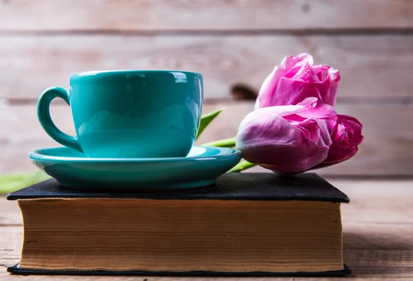 Taza de café en libro con flores . —  Fotos de Stock