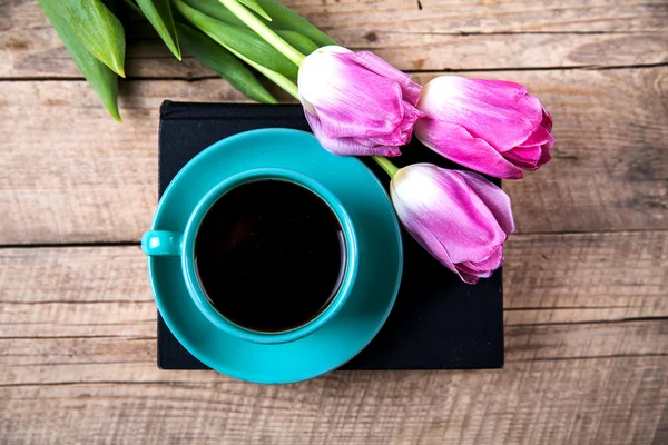 Kopje koffie op boek met bloemen. — Stockfoto