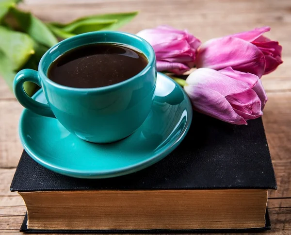 Cup of coffee on book with flowers. — Stock Photo, Image