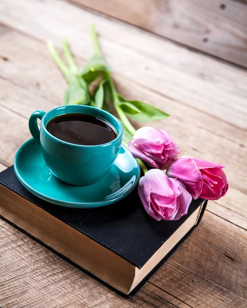 Cup of coffee on book with flowers. — Stock Photo, Image