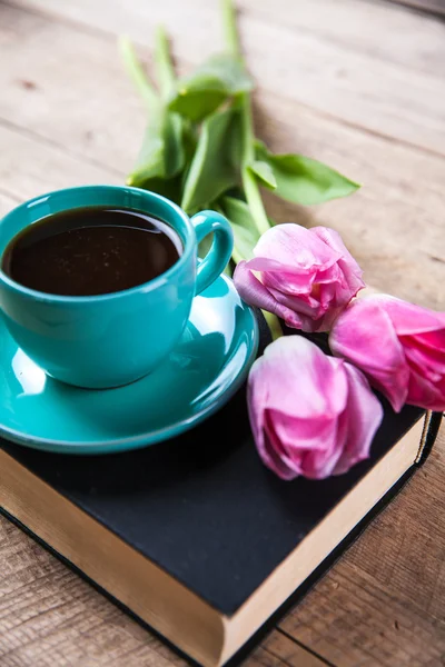 Taza de café en libro con flores . —  Fotos de Stock