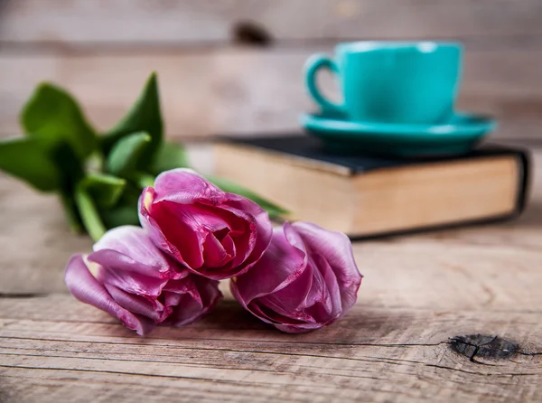 Cup of coffee on book with flowers. — Stock Photo, Image