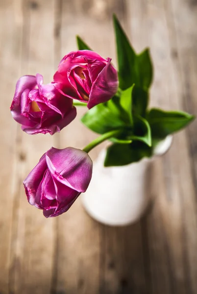 Vase de tulipes naturelles. fleurs sur un fond en bois — Photo